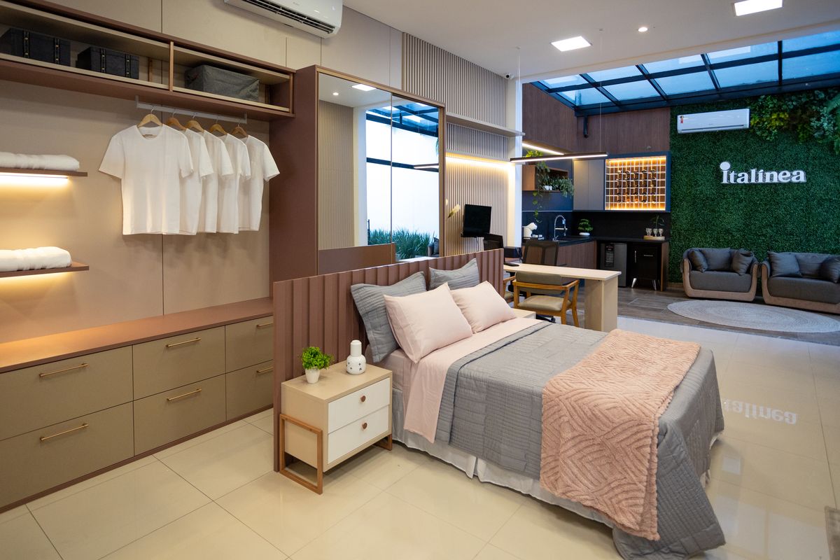 Closet planejado integrado ao dormitório, com iluminação embutida