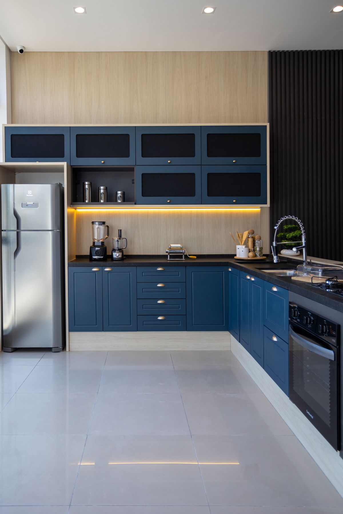 Detalhe da cozinha planejada azul com ilha e bancada