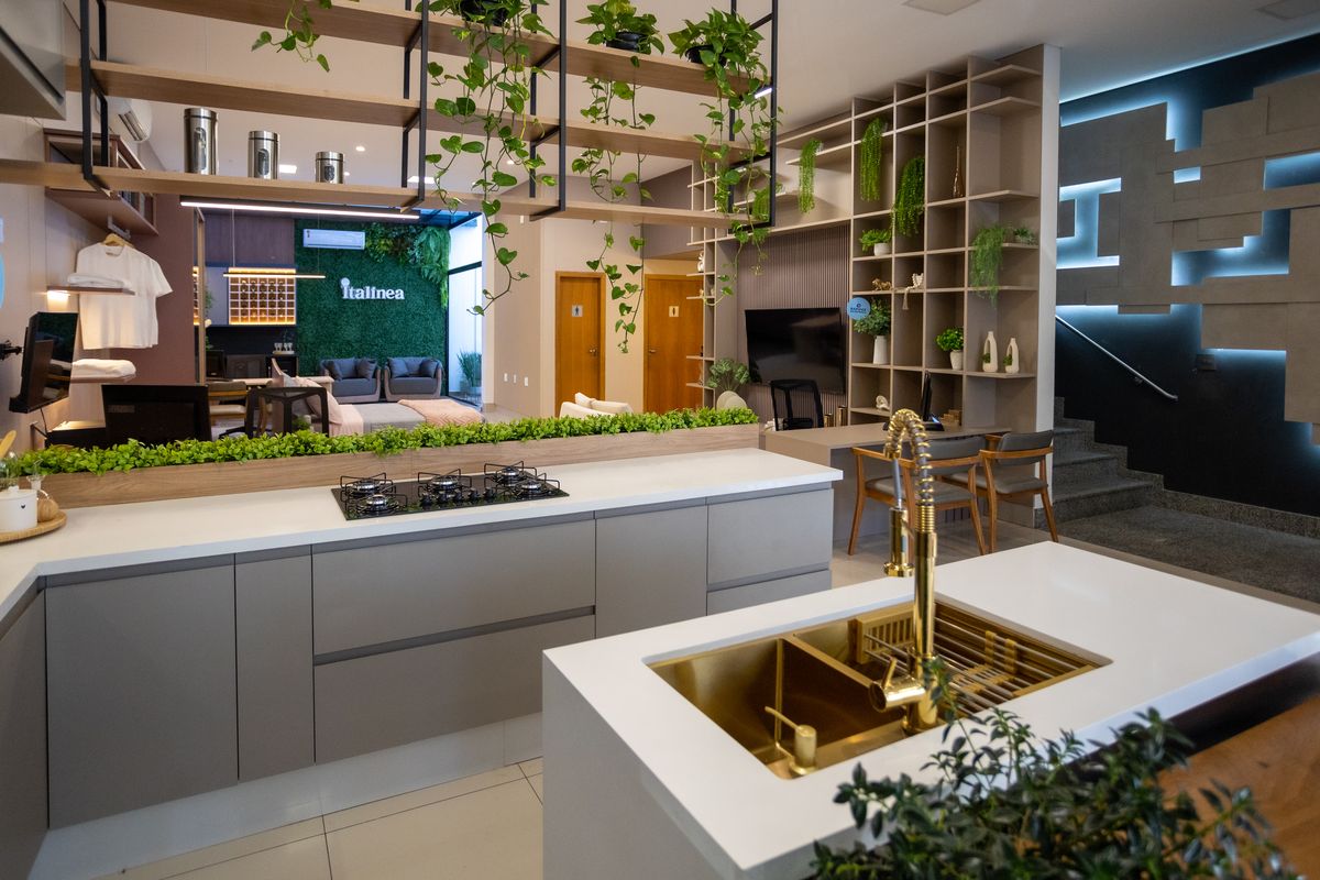 Cozinha planejada com ilha central, torneira dourada e bancada em quartzo, showroom Italínea Delicatto